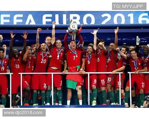 足球巨星再聚首 共话荣耀与梦想的传奇时刻